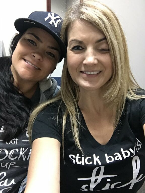 Δεν μπορούσε να κάνει παιδί και η δίδυμη αδερφή της έγινε παρένθετη μητέρα (pics)