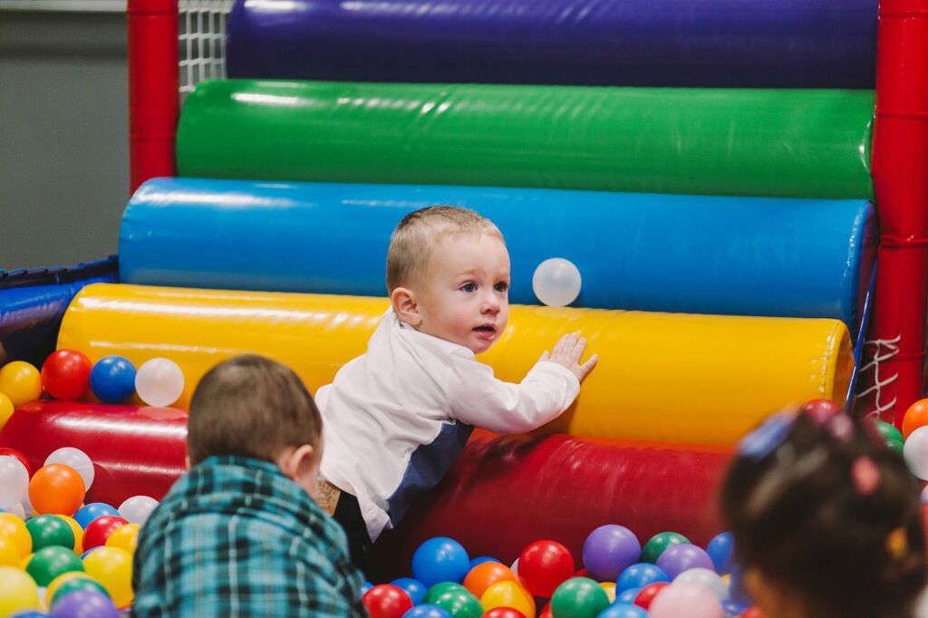 Ο Mark γιόρτασε τα γενέθλιά του στον παιδότοπο και πέρασε υπέροχα! Δείτε υπέροχες φωτογραφίες (pics)