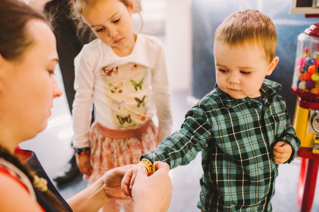 Ο Mark γιόρτασε τα γενέθλιά του στον παιδότοπο και πέρασε υπέροχα! Δείτε υπέροχες φωτογραφίες (pics)