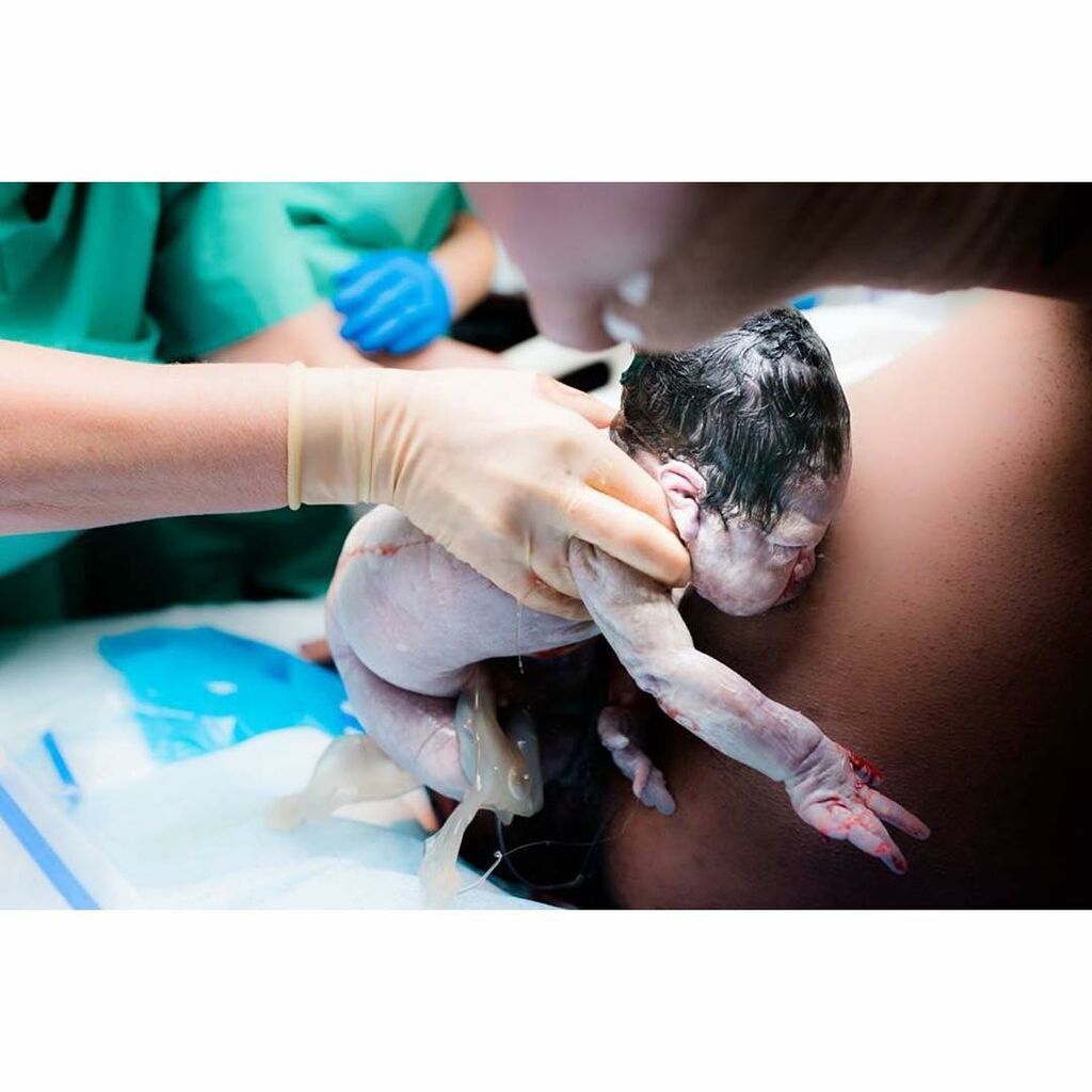 Φωτογράφος μας δείχνει τις ωραιότερες φωτογραφίες γέννησης που απαθανάτισε με τον φακό της (pics)