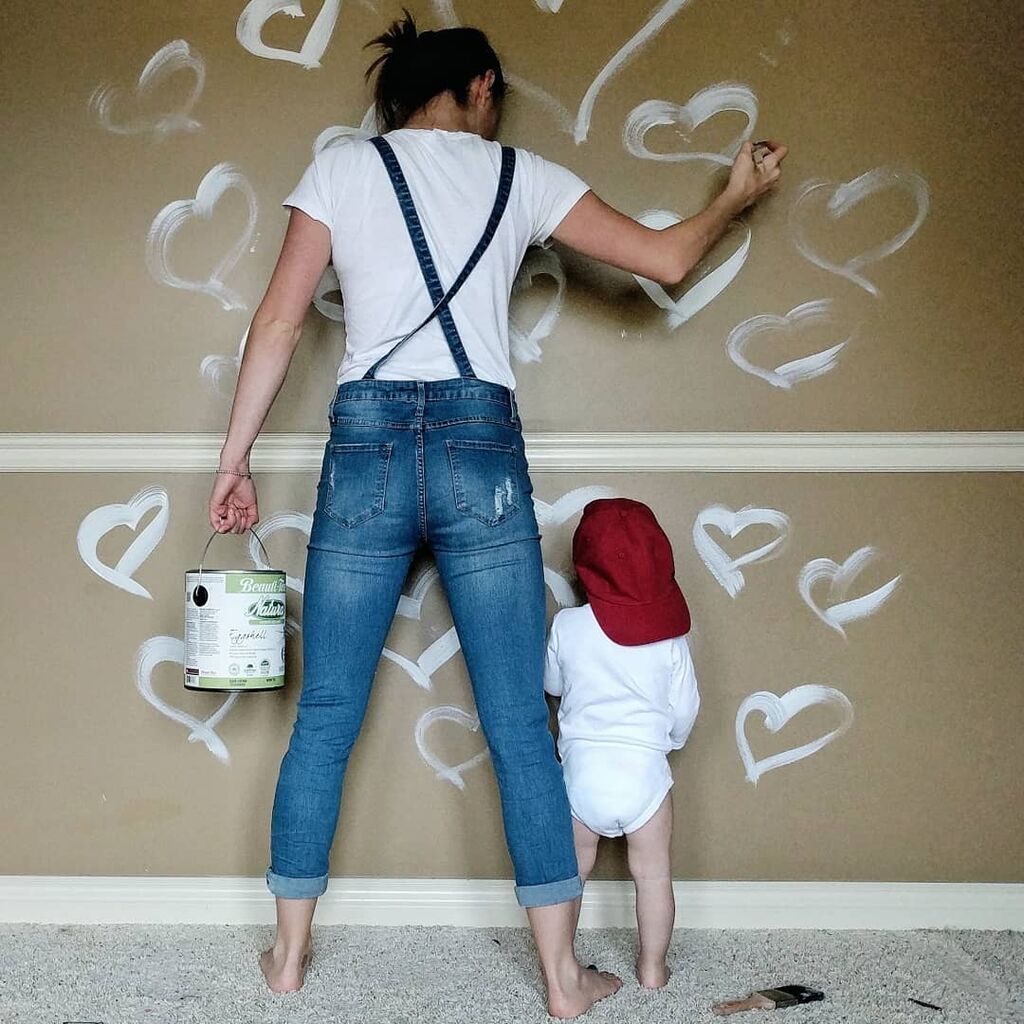 «Όταν μετακομίσαμε στο νέο μας σπίτι,  πριν από 5 χρόνια, το πρώτο πράγμα που είπα στον σύζυγό μου ήταν ότι «αυτό το κίτρινο χρώμα πρέπει να φύγει». Εδώ είμαστε ... 5 χρόνια αργότερα και εξακολουθώ να προσπαθώ να αφαιρέσω όλο αυτό το κίτρινο από το σπίτι 
