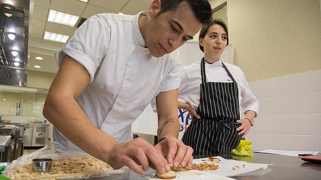 Νικόλας Στράγγας: Ζαχαροπλαστική από τη Δανία ως το ΙΕΚ ΟΜΗΡΟΣ! 