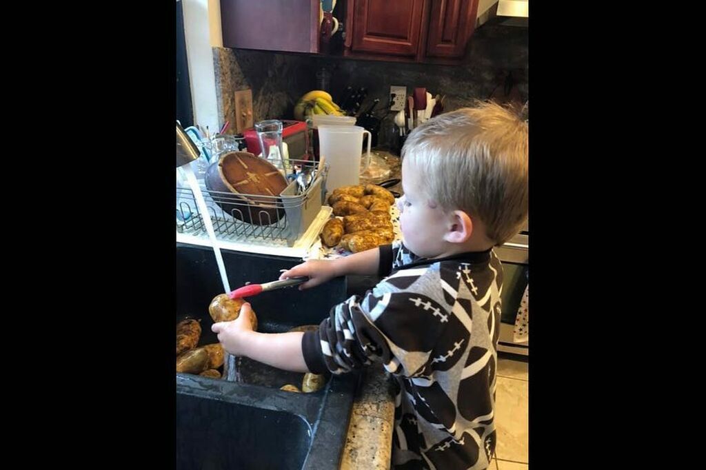 Η οικογένεια μαγειρεύει: Μαμά μοιράζεται μαζί μας όμορφες αναμνήσεις (pics)