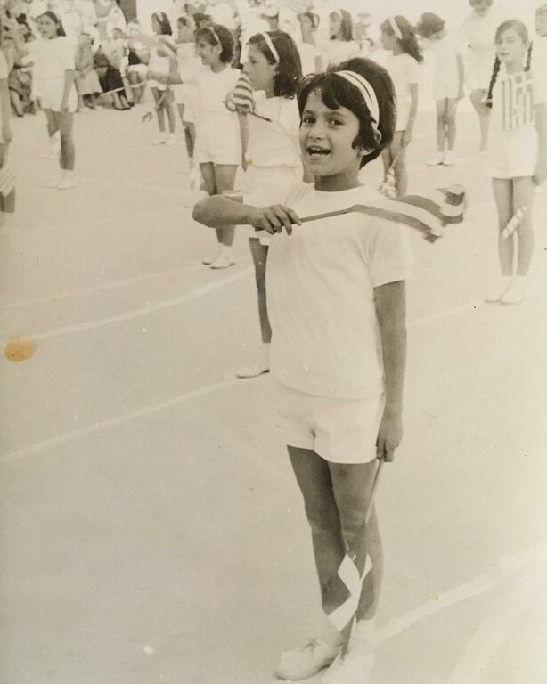 Αναγνωρίζετε το κοριτσάκι της φωτογραφίας; Είναι πολύ γνωστή Ελληνίδα τραγουδίστρια (pics)  