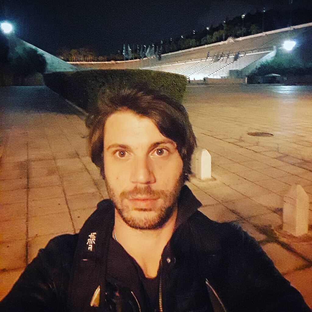 Θυμάστε τον Μανωλάκη από το «Καφέ της Χαράς»; Δείτε πώς είναι σήμερα (pics) 