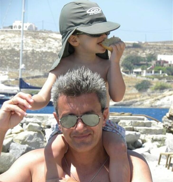 Νίκος Χατζηνικολάου: Ποζάρει με τους γιους και την κόρη του, ρίχνοντας το διαδίκτυο (pics)