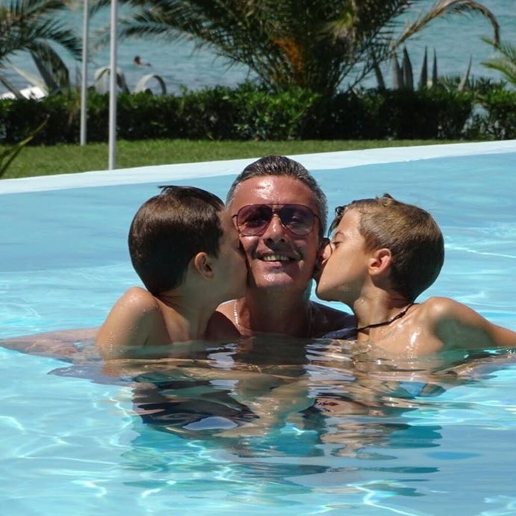 Νίκος Χατζηνικολάου: Ποζάρει με τους γιους και την κόρη του, ρίχνοντας το διαδίκτυο (pics)