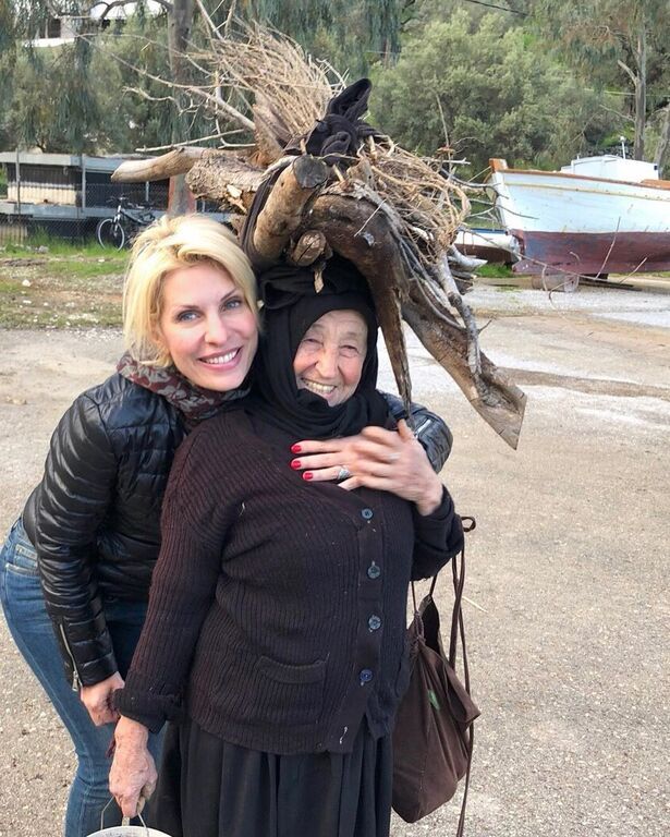 Ελένη Μενεγάκη: Ακομπλεξάριστη σε 18 πόζες χωρίς μακιγιάζ (pics)