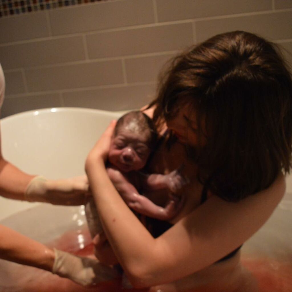 Γέννα στο νερό: Απίθανες φωτογραφίες με μωράκια που γεννιούνται σε πισίνες (pics)