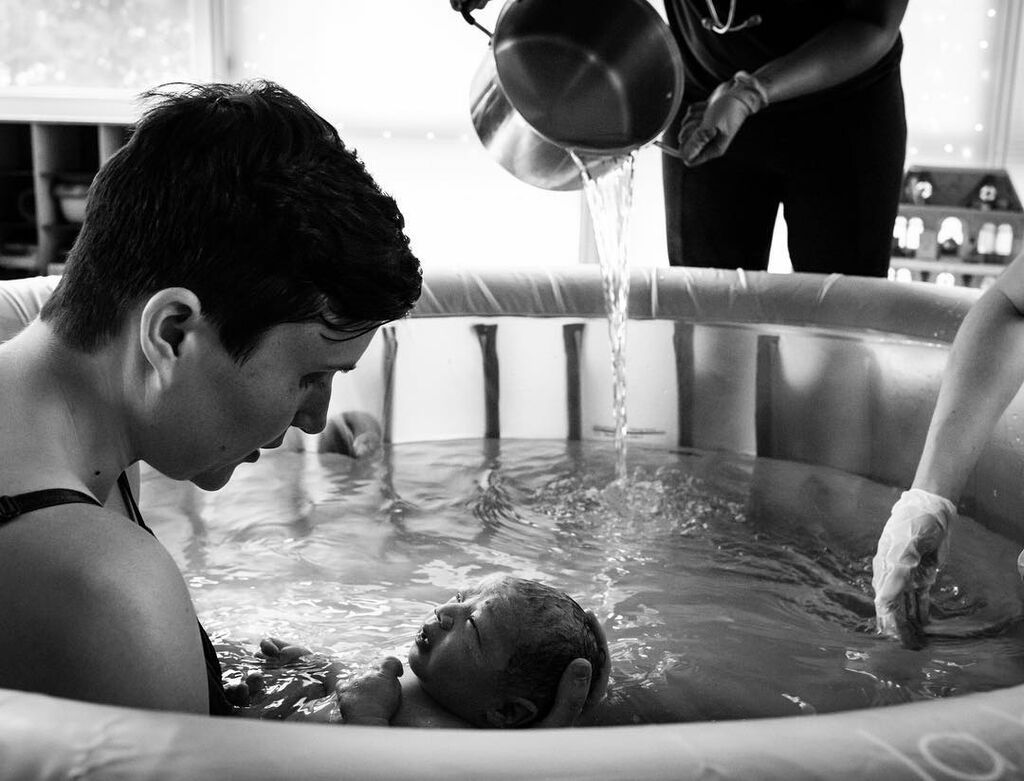 Γέννα στο νερό: Απίθανες φωτογραφίες με μωράκια που γεννιούνται σε πισίνες (pics)