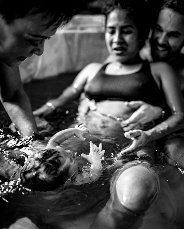 Γέννα στο νερό: Απίθανες φωτογραφίες με μωράκια που γεννιούνται σε πισίνες (pics)