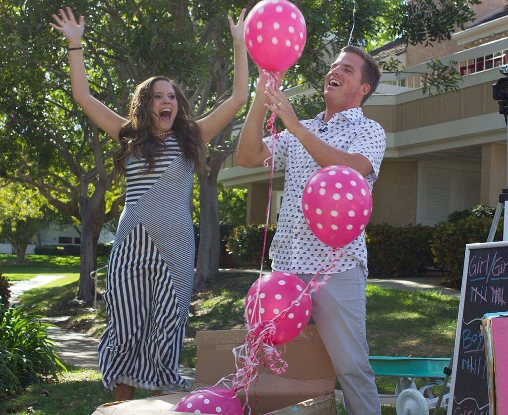 Μαμά μας δείχνει τις φωτογραφίες από το πάρτι αποκάλυψης του φύλου του μωρού της (pics)