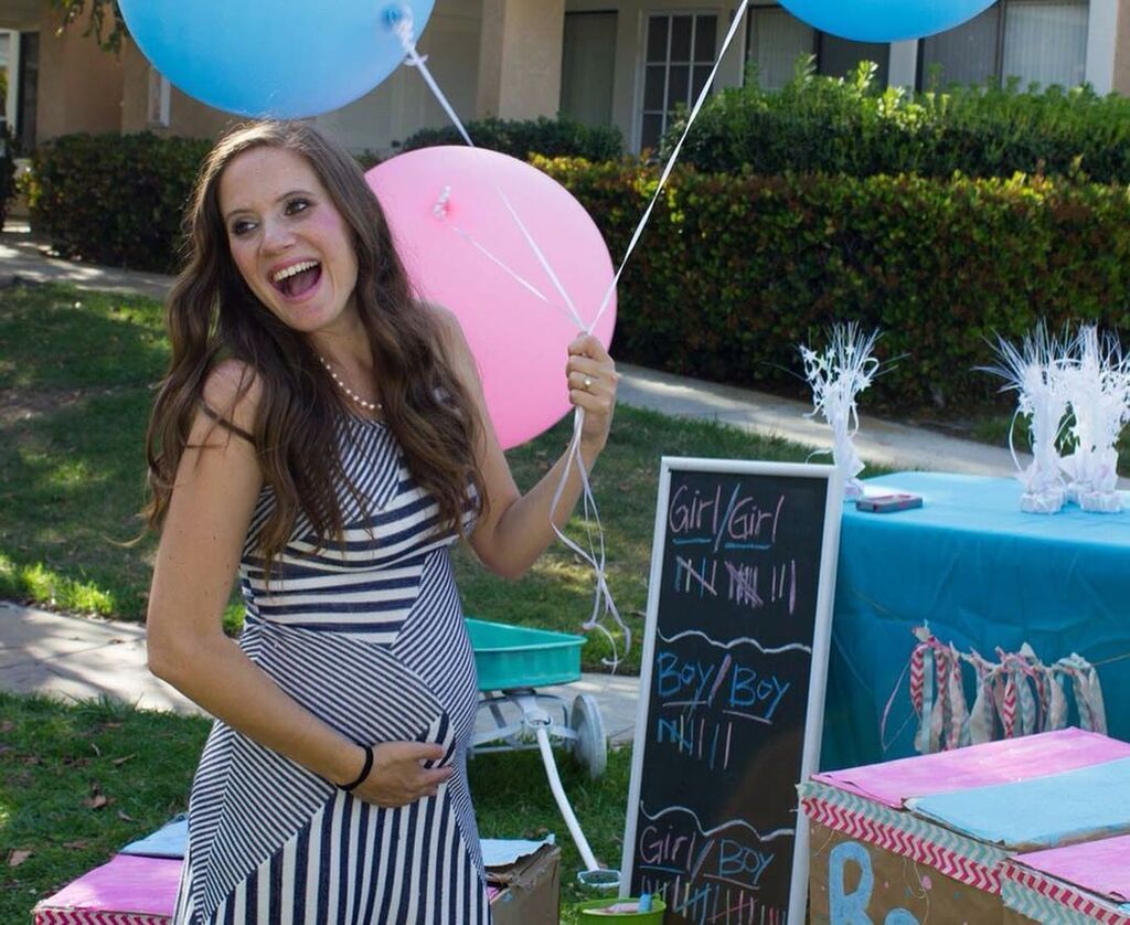 Μαμά μας δείχνει τις φωτογραφίες από το πάρτι αποκάλυψης του φύλου του μωρού της (pics)