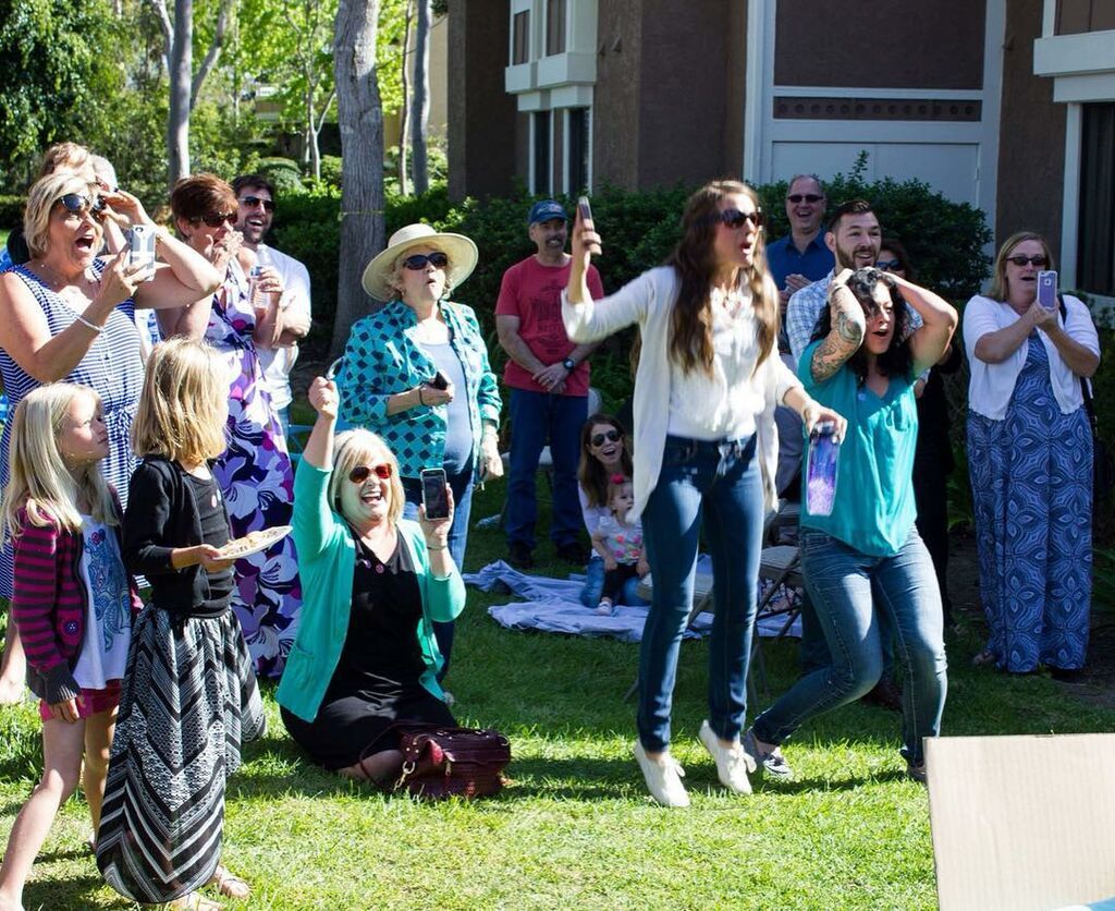 Μαμά μας δείχνει τις φωτογραφίες από το πάρτι αποκάλυψης του φύλου του μωρού της (pics)