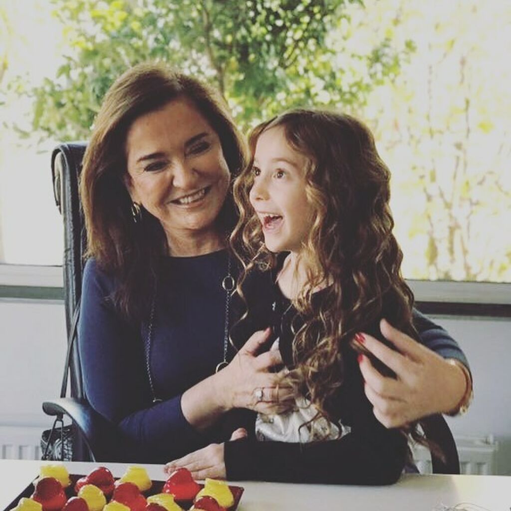 Ντόρα Μπακογιάννη: Δημοσίευσε φωτογραφία με τον εγγονό της Γιώργο για πρώτη φορά (pics)