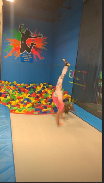 Γνωστός ηθοποιός κάνει τραμπολίνο μαζί με την κόρη του (pics)