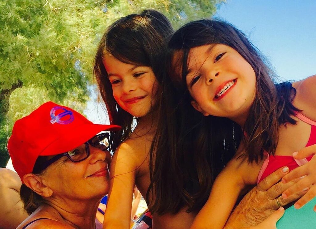 Αντελίνα Βαρθακούρη: «Μανουλιτσάκι μου πανέμορφο 1000 ζωές να ζούσα, απ’ την δική σου κοιλιά θα’θελα να βγω.
Ξέρω, ξέρω.. σ’ έχω τρελάνει παααααάρα πολλές φορές.
σ’έχω ανησυχήσει άλλες τοοοοόσες..ποτέ δεν ακούω τις συμβουλές σου και κάνω πάντα του κεφαλ