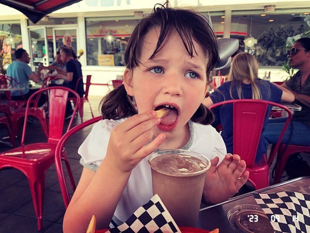 Η κόρη γνωστής ηθοποιού βουτάει τις πατάτες μέσα στην κρύα σοκολάτα και «τρελαίνει» τη μαμά της 