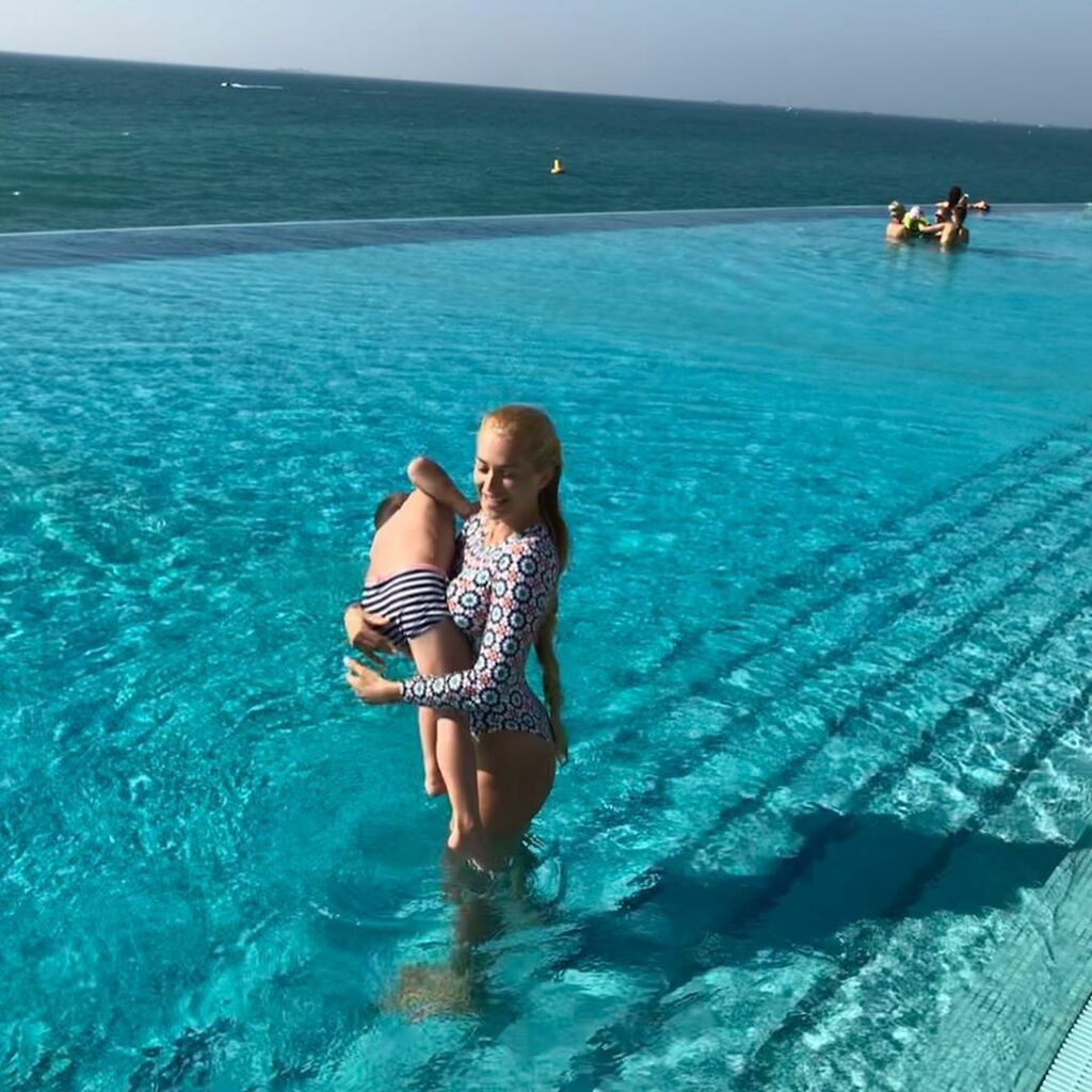 Βικτώρια Καρύδα: Οι πρώτες βουτιές σε πισίνα με το γιο της και το σχόλιο στο Instagram (pics) 