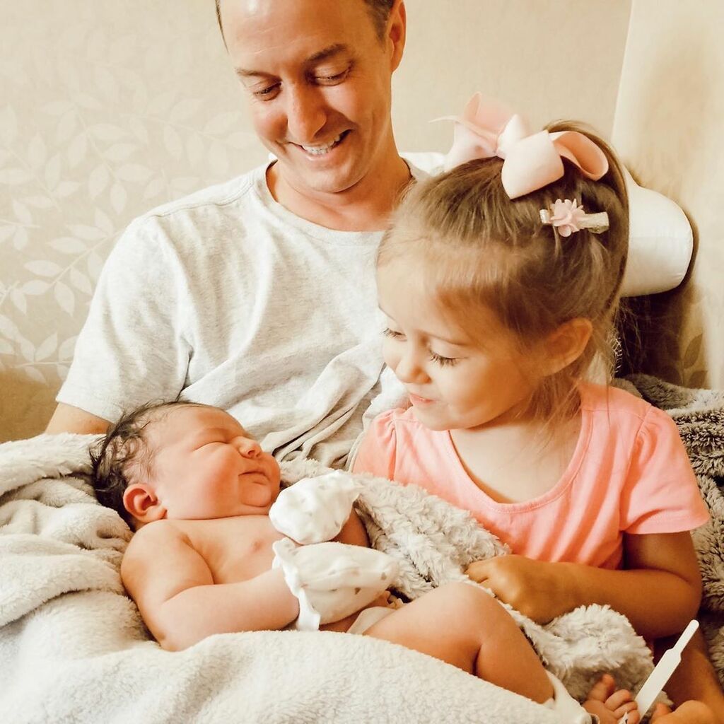 Η Junie συναντά για πρώτη φορά την αδερφή της. 