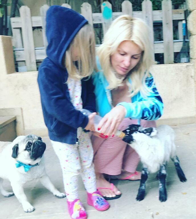 Αυτή όπως αναφέραμε δεν ήταν η πρώτη φορά που δημοσίευσε φώτο χωρίς μακιγιάζ. Αυτή με τη Μαρινούλα είναι μία....