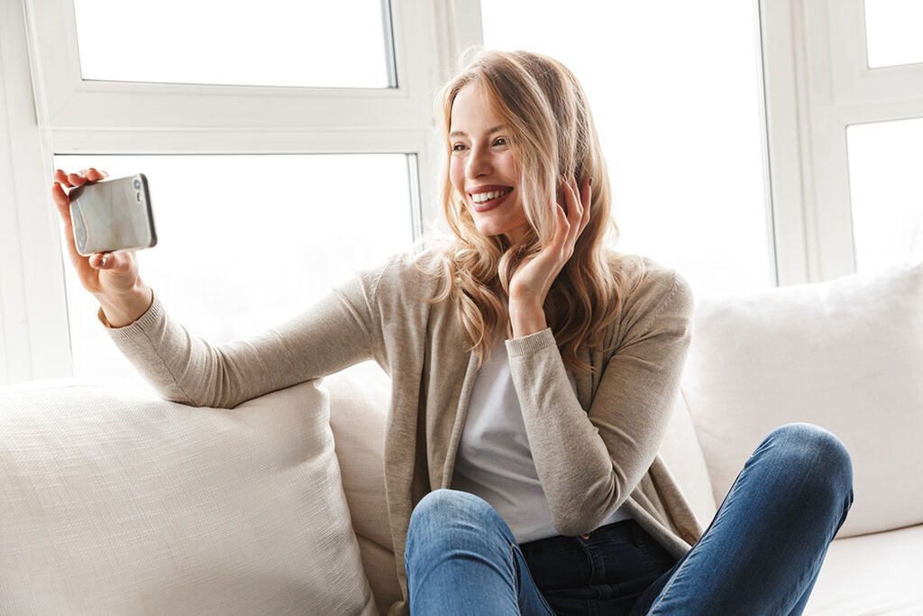 Τραβήξετε μια φωτογραφία σας σε έναν τόπο που έχει σημασία για τη σχέση σας όπως το νοσοκομείο όπου γεννηθήκατε, το πρώτο σας σχολείο, ένα μέρος που αρέσει και στις δύο σας να πηγαίνετε… Συνοδεύστε τη με ένα προσωπικό μήνυμα και στείλτε τη μέσω messenger,