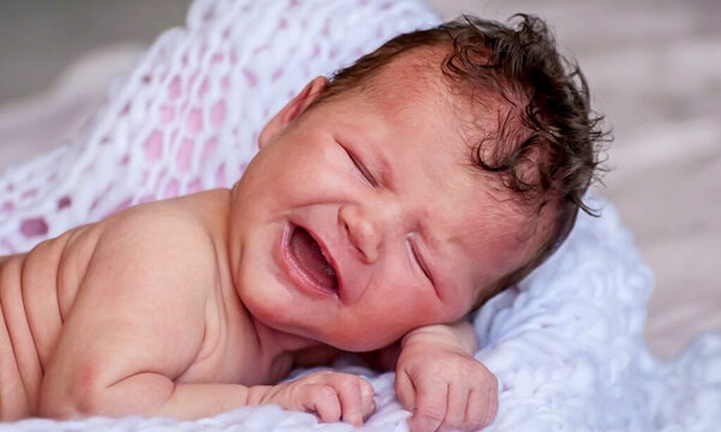 Όταν προσπαθείς να το κάνεις να σταθεί στα πόδια του, ενώ ακόμη δεν έχει δυνάμεις:
Όλοι οι γονείς το έχουμε κάνει αυτό: να βάζουμε το μωράκι μας να σταθεί στα πόδια του. Έχε υπόψη, όμως, πως αν δεν είναι έτοιμο ή είναι πολύ μικρούλι για να έχει δυνάμεις 