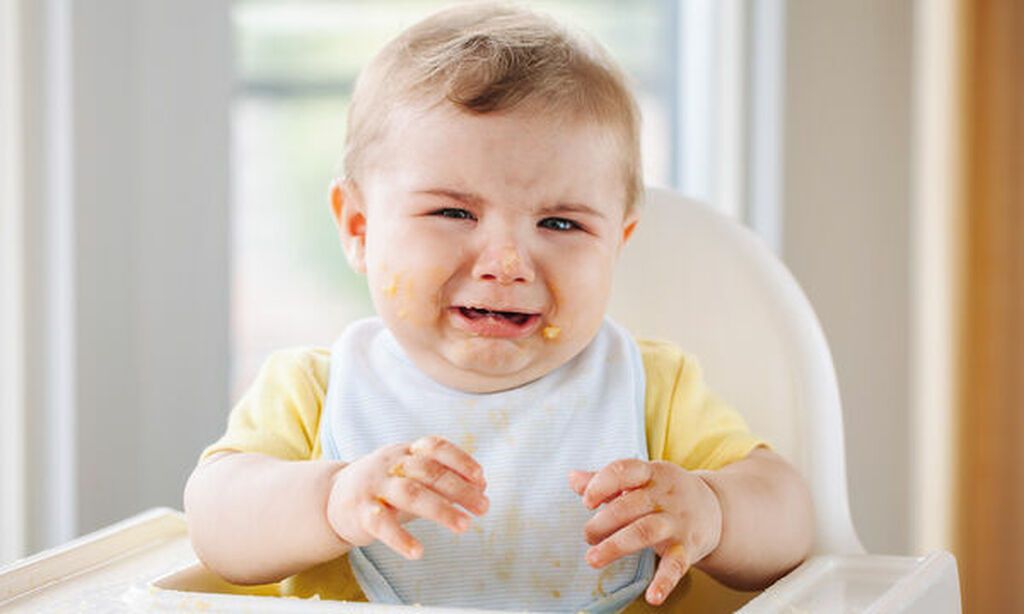  Όταν του παίρνεις πράγματα από το στόμα:
Το μωράκι σου λατρεύει να βάζει πράγματα στο στόμα του. Είναι για εκείνο ένας τρόπος, να ανακαλύψει νέες πράγματα. Ωστόσο, είναι πολύ επικίνδυνο κι εσύ σωστά το παίρνεις από το στόμα του. Έλα, όμως, που αυτό το ε