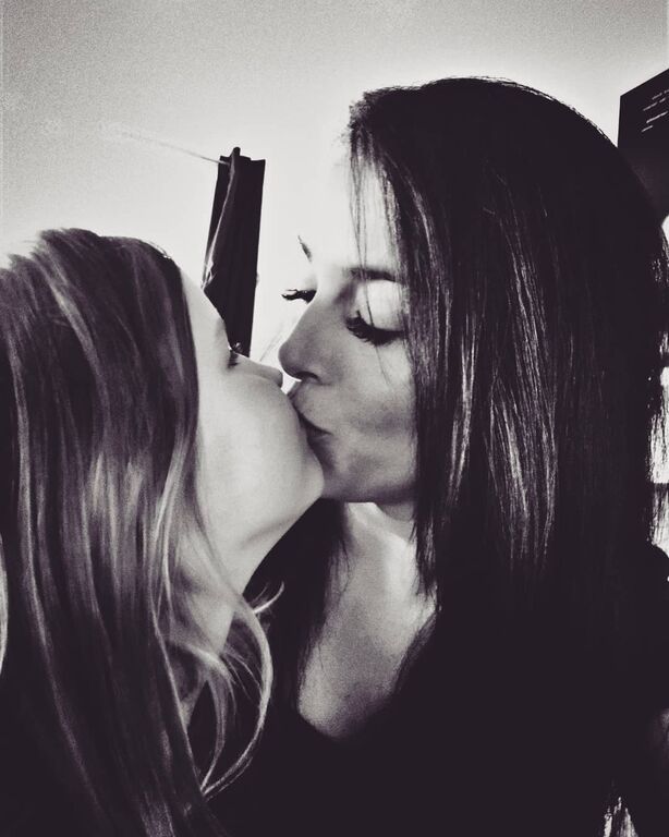 Μαμά σημαίνει το πρώτο φιλί της καλημέρας και το τελευταίο φιλί της καληνύχτας