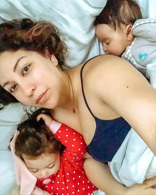 Μαμά σημαίνει να μένεις ξύπνια για να κοιμηθούν τα βλασταράκια σου.