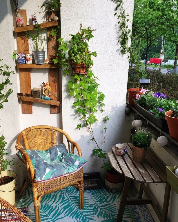 Αξιοποιήστε τις παλέτες για ράφια στον τοίχο