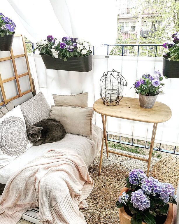 Αν το μπαλκόνι είναι μικρό προτιμήστε ξύλινα σπαστά τραπεζάκια 