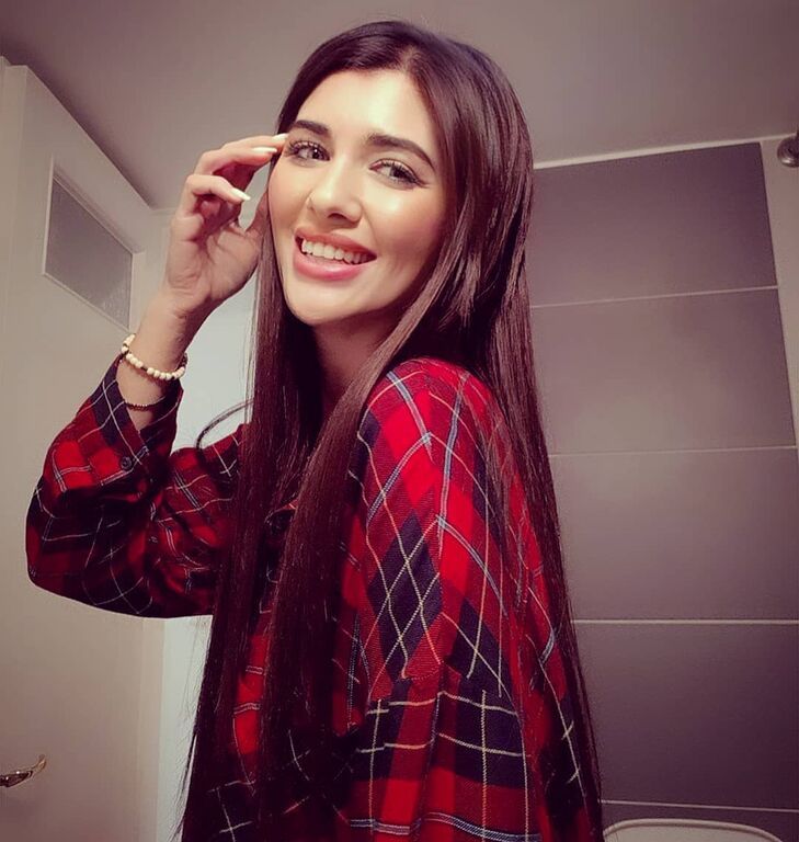 Η σύντροφός του Θοδωρή, Φένια 