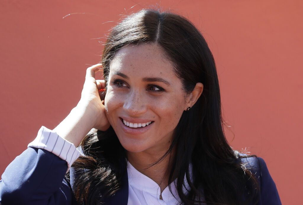 Δεν ξέρουμε αν η Meghan Markle είχε τριχόπτωση, όμως τα μαλλιά κατά τη διάρκεια της εγκυμοσύνης πέφτουν. Δεν τα χάνει μια εγκυμονούσα όμως για πάντα καθώς οι τρίχες που πέφτουν αναπληρώνονται.