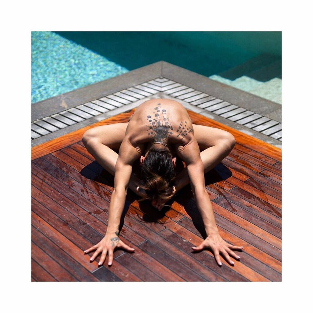 Η γνωστή τραγουδίστρια γυμνάζεται και διακρίνεται  το μεγάλο τατουάζ που έχει στην πλάτη