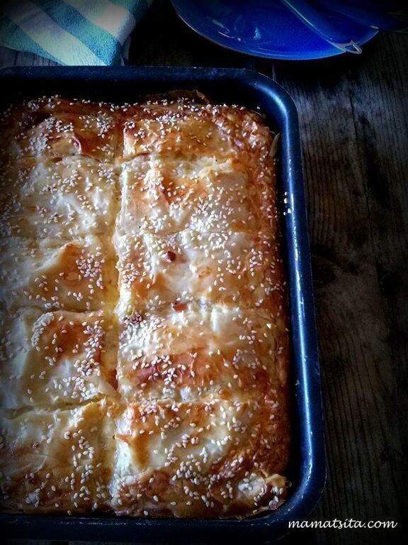 Πασπαλίζεις με μπόλικο σουσάμι (προαιρετικά) και ψήνεις σε καλά προθερμασμένο φούρνο στους 180 για 30-40 λεπτά.Αυτό ήταν. Μόλις έφτιαξες μια υπέροχα αφράτη, νόστιμη μακαρονόπιτα.