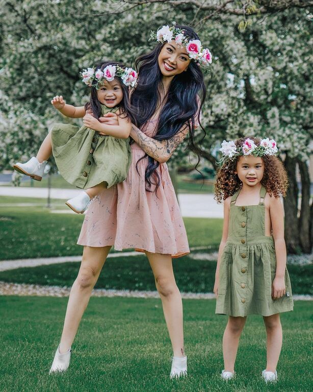 Συνεχώς προσπαθεί να διδάξει στις κόρες της να σκέφτονται τι είναι και όχι τι δεν είναι! 