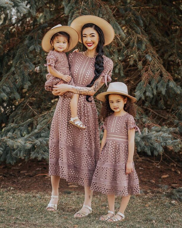 Οι μικρές απολαμβάνουν τη φωτογράφηση με τη μαμά τους!