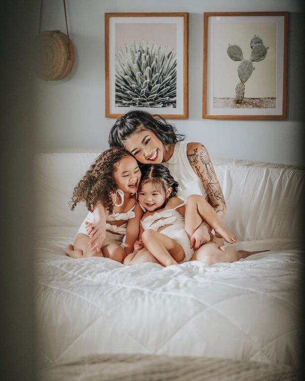 Η ίδια περιγράφει τη ζωή της υπέροχη με τις κόρες της και τον σύζυγό της.