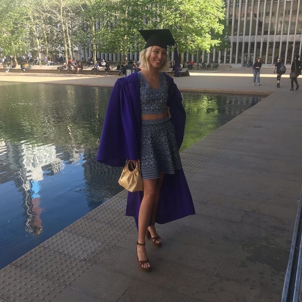 Αλλη μία πόζα με την τήβεννο