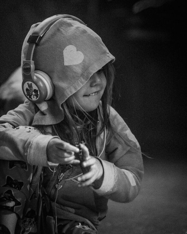 Η μικρή Summer έχει αδυναμία στη μαμά της