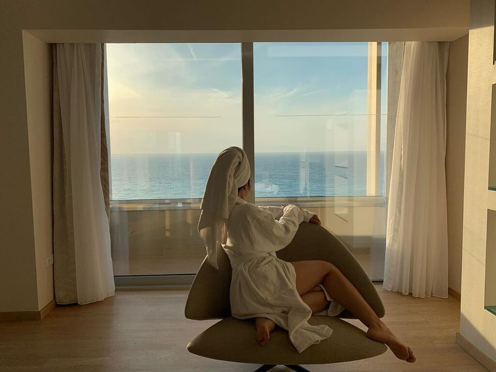 «Ζήσε την κάθε στιγμή σου μέχρι το τέλος .....και απλά απόλαυσε την !!!!#love #myview» σχολίασε κάτω από τη φωτογραφία της με τα likes να πέφτουν βροχή!