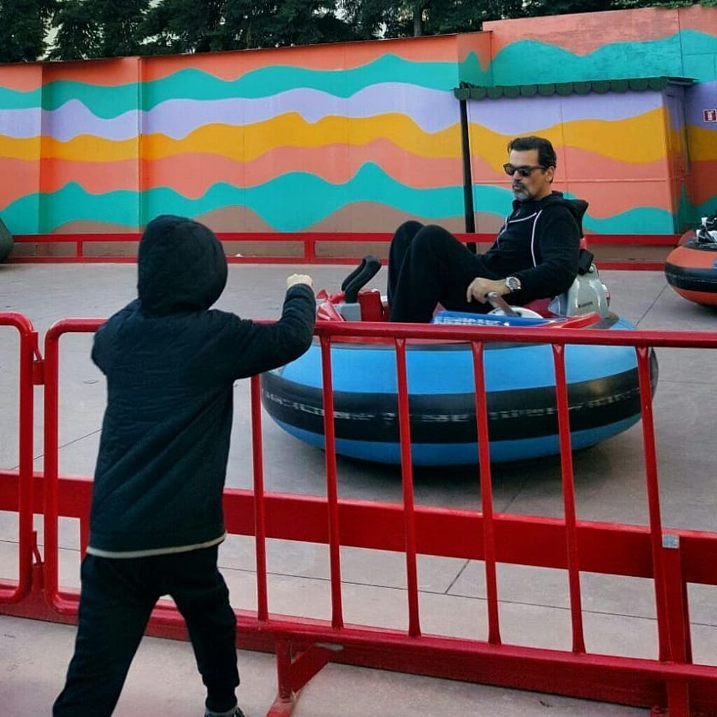 Αυτή είναι η νέα φωτογραφία που δημοσίευσε ο Κωνσταντίνος Καζάκος με το γιο του.
"Day off!" ήταν το σχόλιο  του ηθοποιού δίπλα στη φωτογραφία.