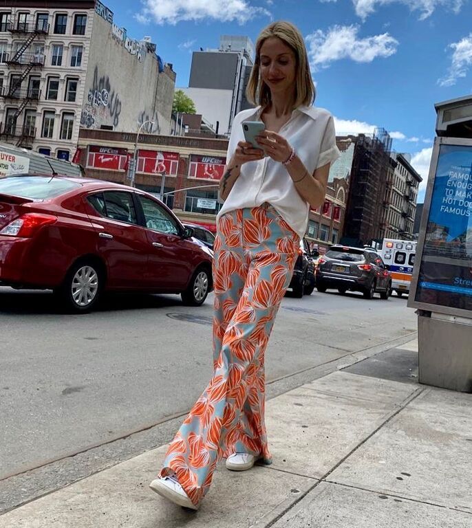 Βρίσκω την ομορφιά σε άσχημες αλήθειες και γλυκά ψέματα. Και συνεχίζω να πηγαίνω όπου με βγάλουν οι αντοχές μου. Δεν είναι πάντα υπέροχα. 