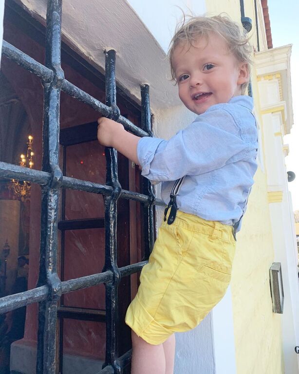 "Δεν ήθελε να χάσει « Επεισόδιο» απο την Βάπτιση του Φίλου του!" σχολίασε η ευτυχισμένη μαμά του. 