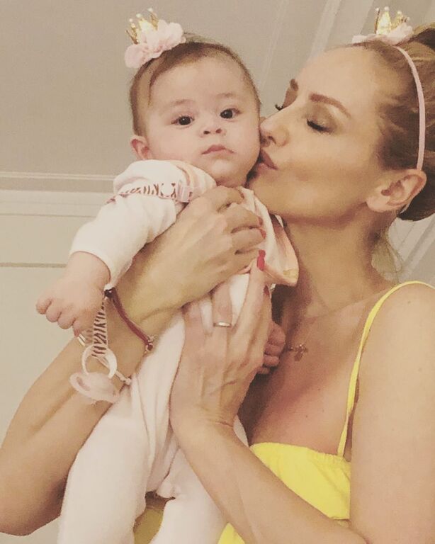 "Η αγάπη της μάνας δεν τελειώνει ποτέ, είναι εδώ από την αρχή έως το τέλος", έγραψε το γνωστό μοντέλο ως σχόλιο στη φωτογραφία.