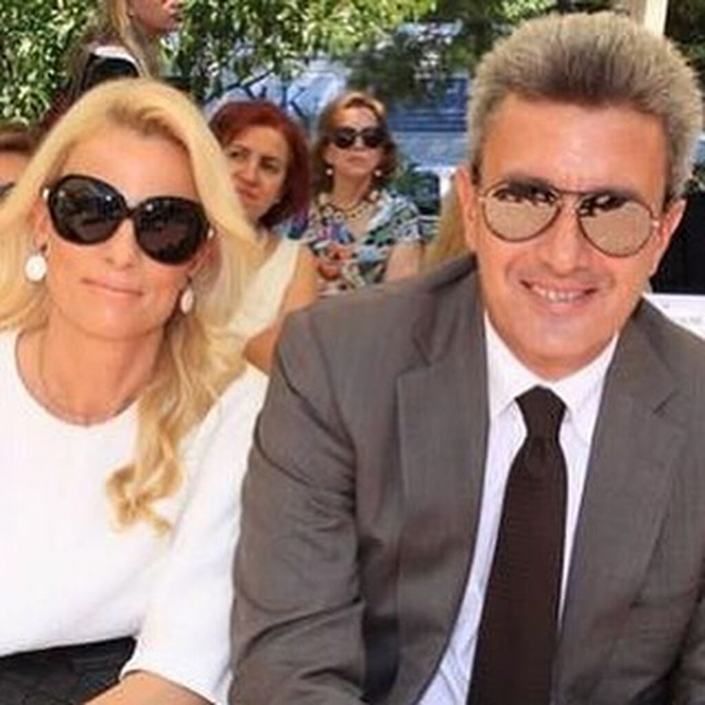 Στις 24 Ιουνίου θα κλείσουν 15 χρόνια έγγαμου βίου και όπως είχε πει στο παρελθόν ο ίδιος ο παρουσιαστής του κεντρικού δελτίου ειδήσεων του ΑΝΤ1, όλα αυτά τα χρόνια περπατούν χέρι-χέρι μαζί από την πρώτη στιγμή που γνωρίστηκαν... 17 χρόνια δηλαδή!