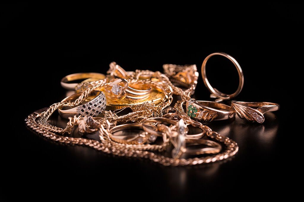 Κάντε τα κοσμήματά σας να γυαλίζουν. Δεν υπάρχει καλύτερο γυαλιστικό για τα χρυσά και τα ασημικά σας από το το υγρό σαπούνι πιάτων.