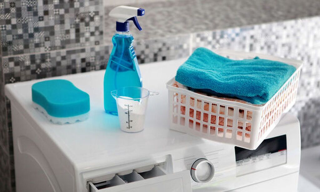 Βάλτε 1-2 σταγόνες στα ρούχα και αφήστε το να ενεργήσει για περίπου μισή ώρα. Έπειτα πλύντε κανονικά το ρούχο σας στο πλυντήριο.