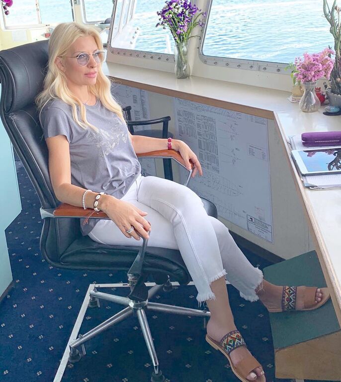 Η Ελένη Μενεγάκη μας ενημέρωσε το απόγευμα της Παρασκευής, ότι ταξιδεύει για Άνδρο. Αυτό φάνηκε άλλωστε και από τη φωτογραφία της. 